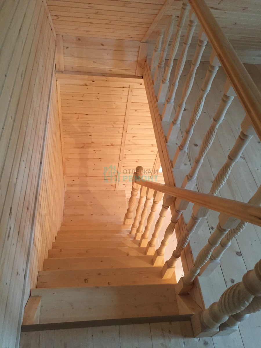 Установка деревянных лестниц в домах и банях